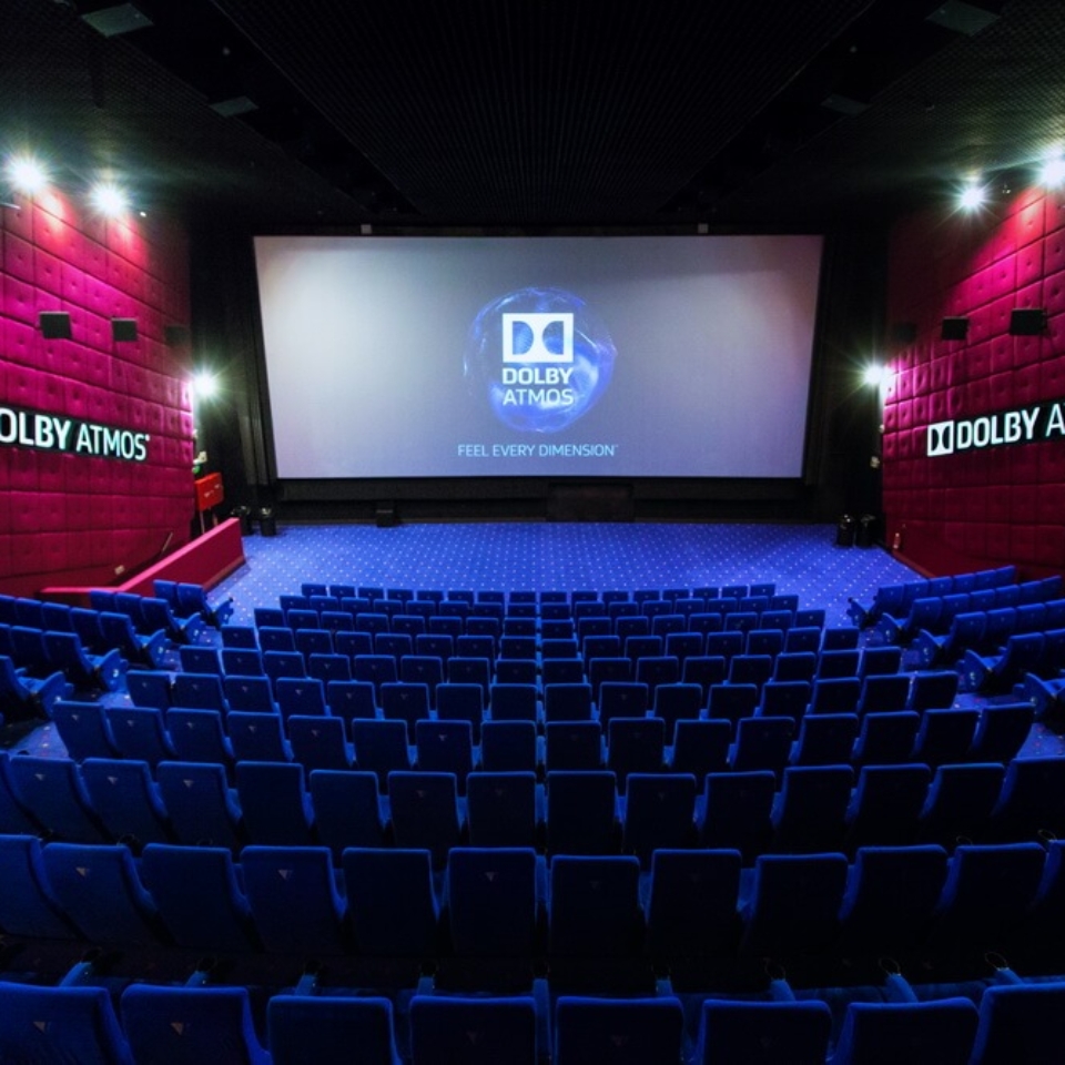 Кашира плаза кинотеатр. Киномакс Титан зал 6 Dolby Atmos. Зал долби Атмос. Зал Dolby Atmos Киномакс что это. Атмос Синема Dolby Atmos зал.